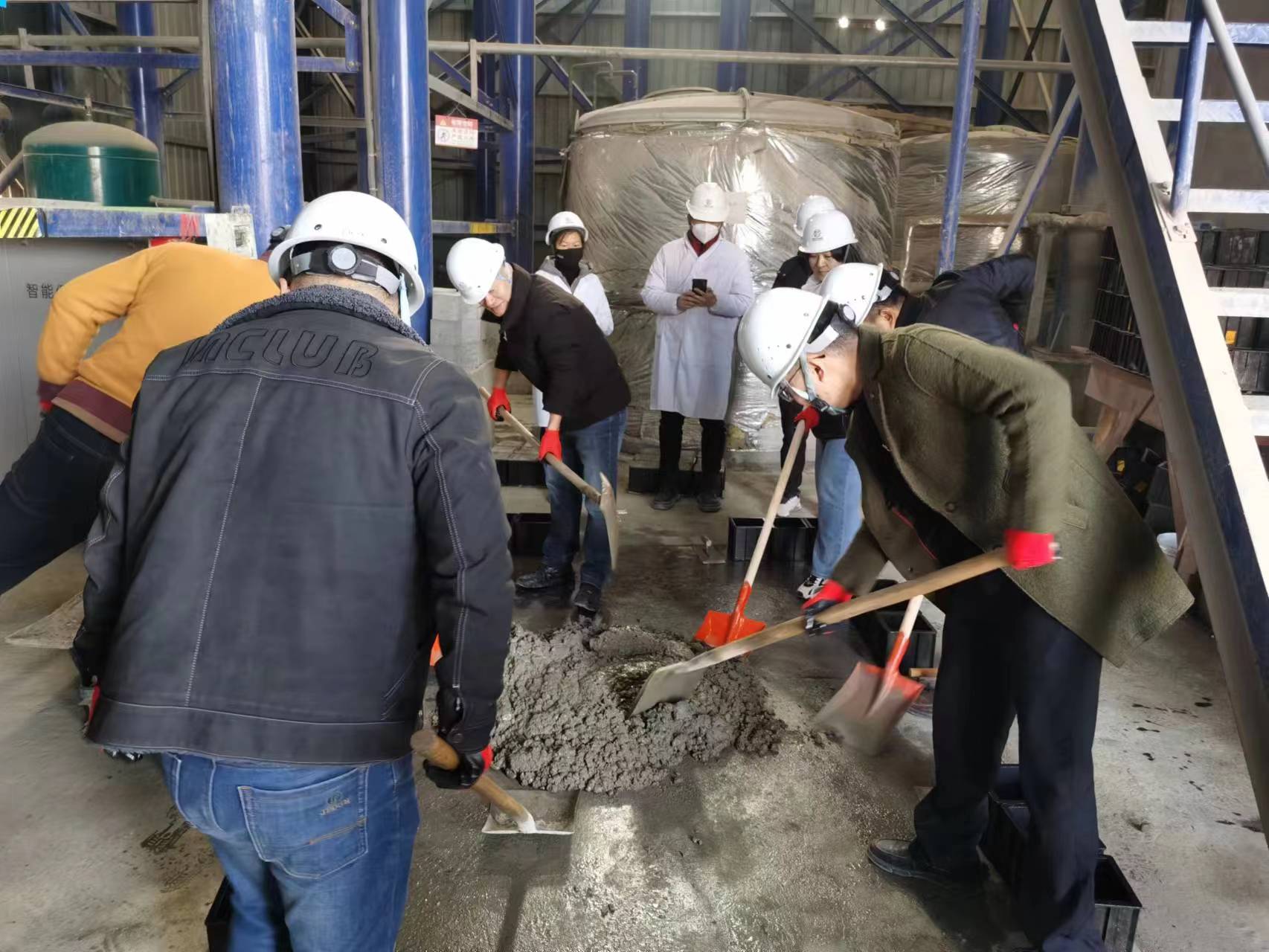 浙建新型建材公司黨支部開(kāi)展“混凝土試塊制作技能比武”主題黨日活動(dòng)