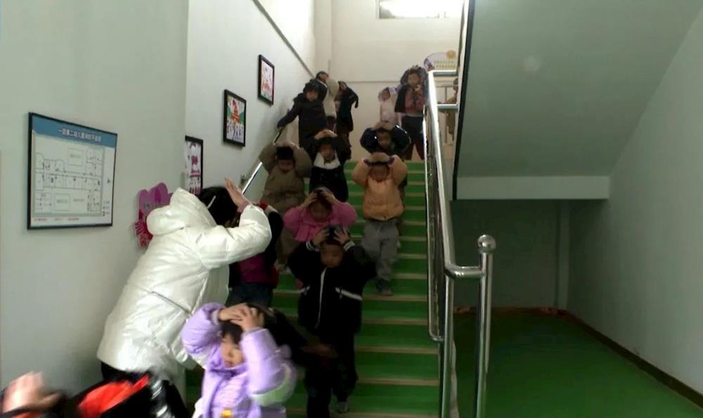 一團幼兒園開展地震應急疏散演練活動