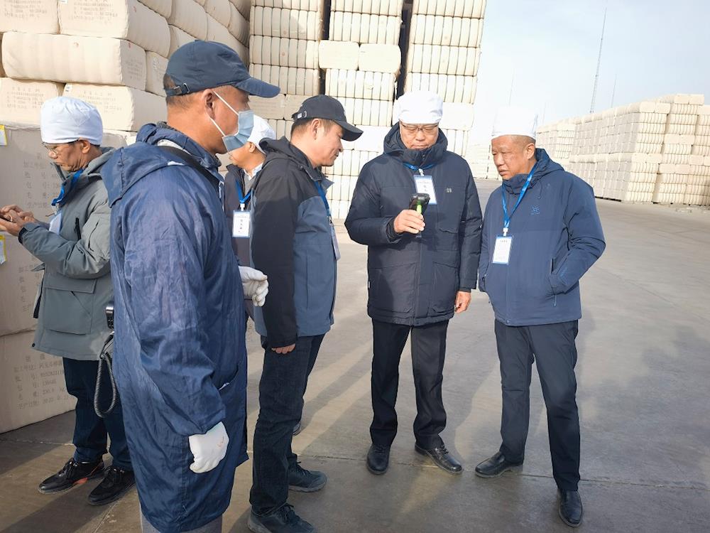 中國纖維質(zhì)量監(jiān)測中心黨委書記、主任閻思進一行在兵團第一師阿拉爾市檢查監(jiān)管棉公證檢驗工作