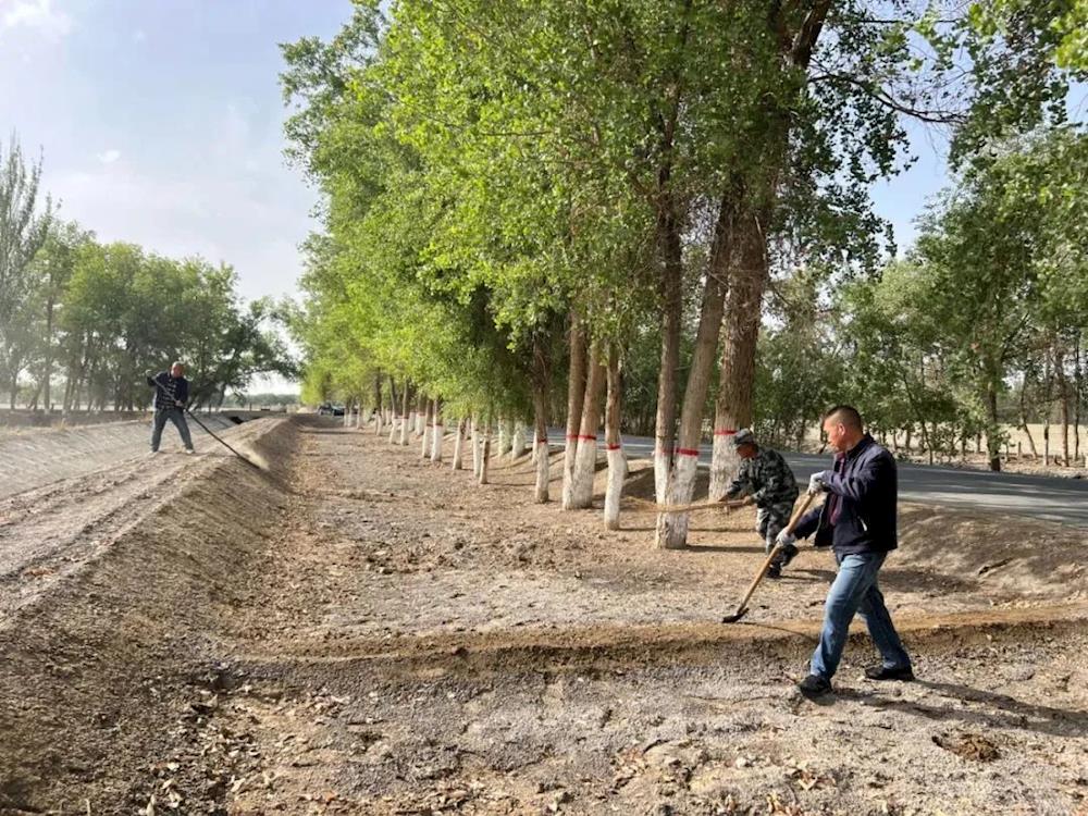 路凈了水清了景美了 職工的笑聲越來越爽朗啦！