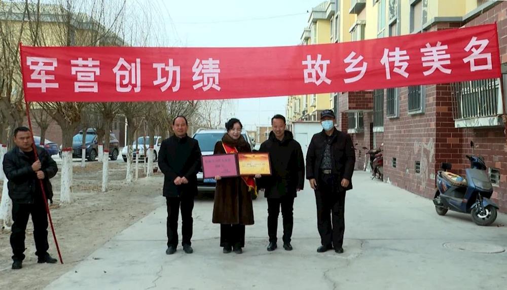 敲鑼打鼓送喜報 尊崇榮光暖人心