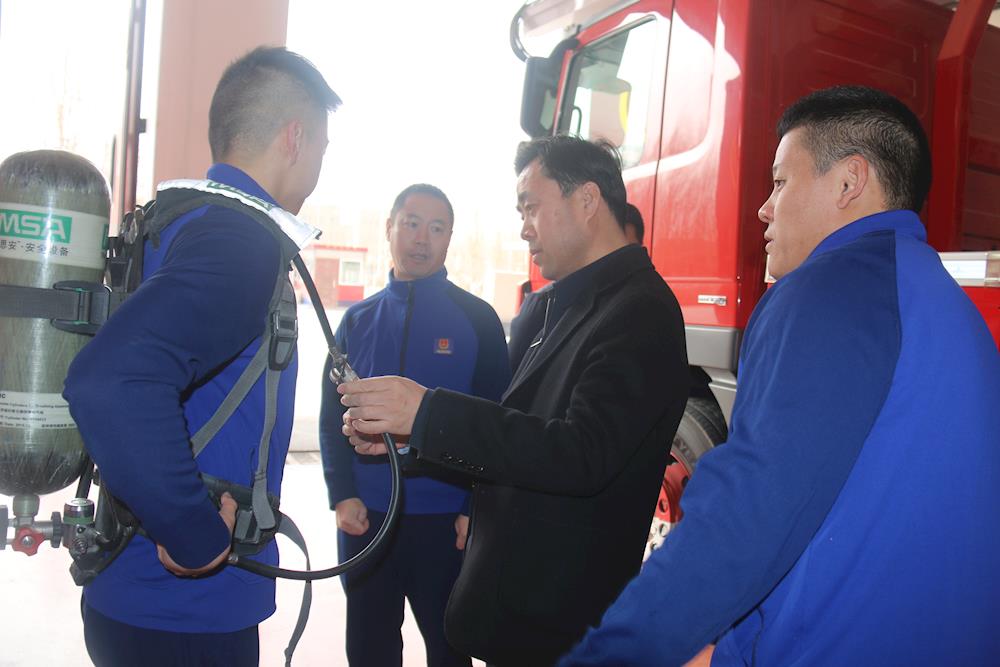 第一師應急管理局黨委書記、局長 賀衛華在阿拉爾市消防救援大隊調研