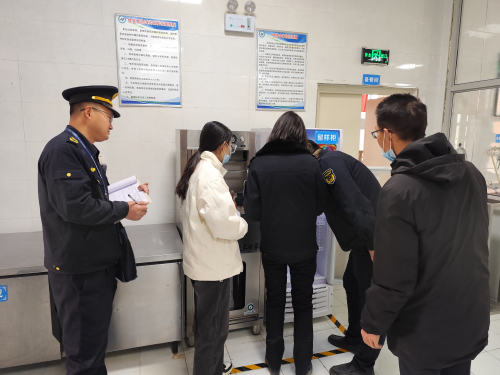 守底線、查隱患、保安全—師市市場監管執法支隊聯合教育局開展校園食品安全督查
