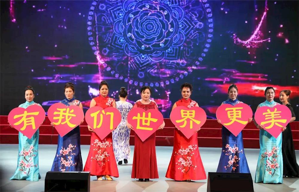 一團(tuán)時(shí)裝走秀展風(fēng)采 健身體操話生活