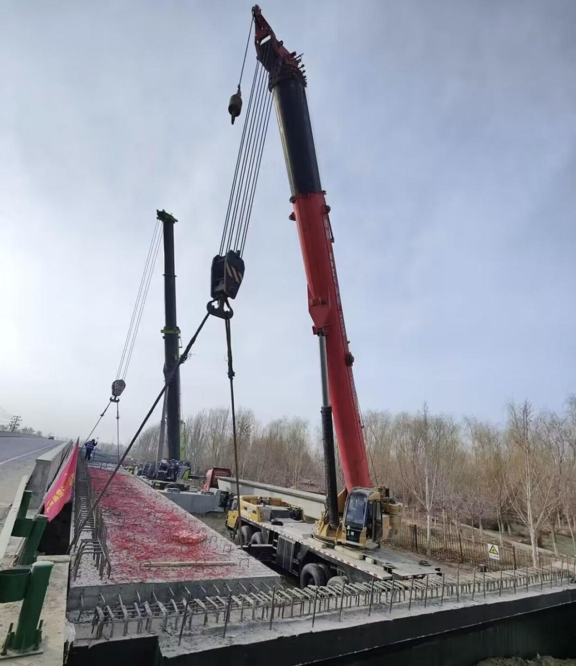 第一師阿拉爾-G580公路建設項目大橋箱梁首跨吊裝成功