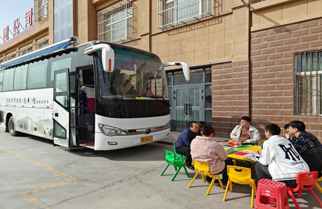 流動圖書車進企業 推薦好書 分享喜“閱”