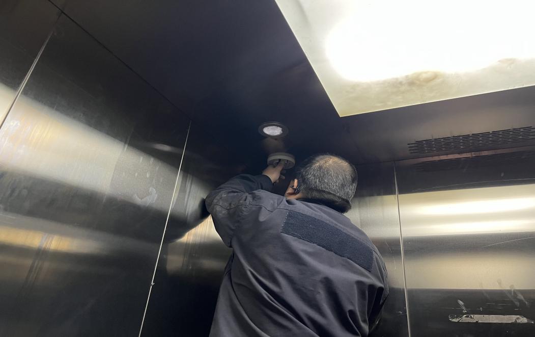 阿拉爾市西北興業房屋服務中心引入創新科技，全面禁止電動車進入——阻梯系統保障居民安全