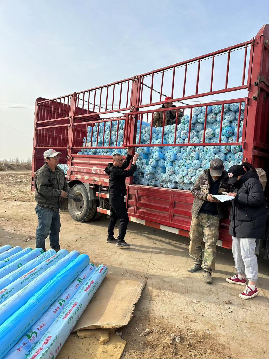 春耕時節忙送貨·田間地頭顯擔當