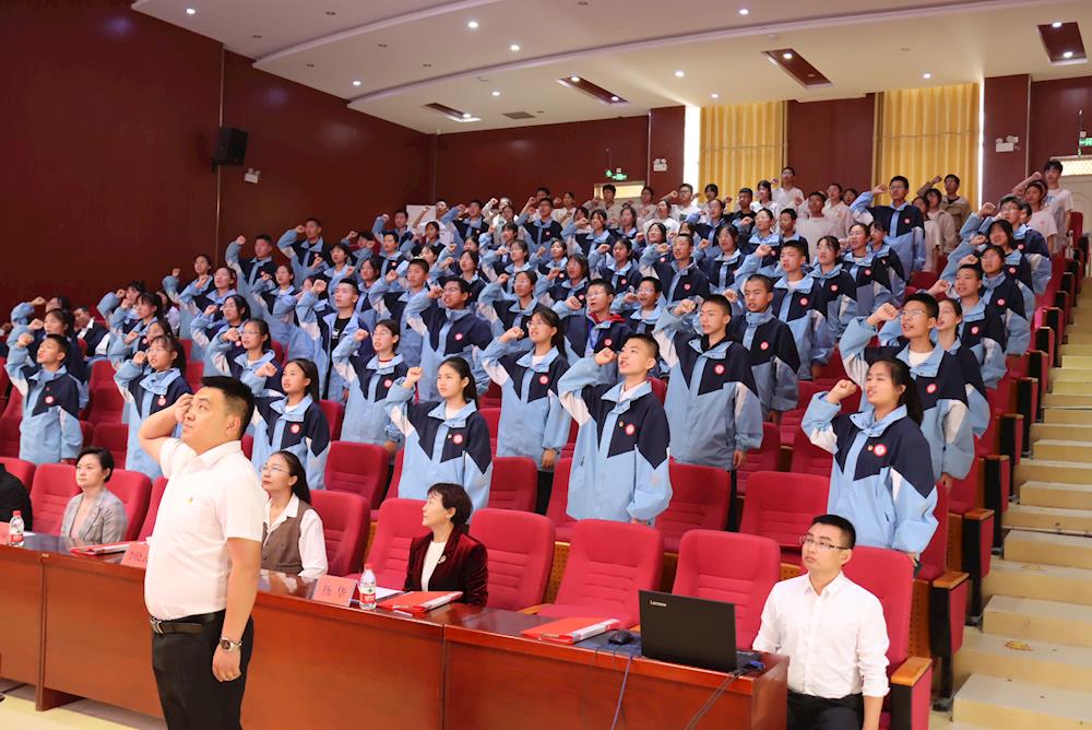 第一師阿拉爾市舉行“青春心向黨·永遠跟黨走”集中離隊入團示范活動