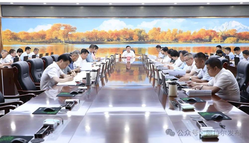 十二屆師市黨委常委會召開會議