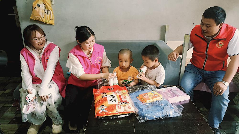 青松路街道婦聯(lián)開展“六一慰問送溫暖· 真情關(guān)懷暖童心”慰問活動(dòng)