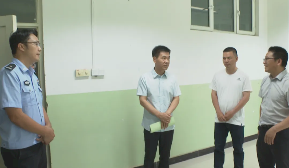 王小強赴中考考點調研 為中考保駕護航