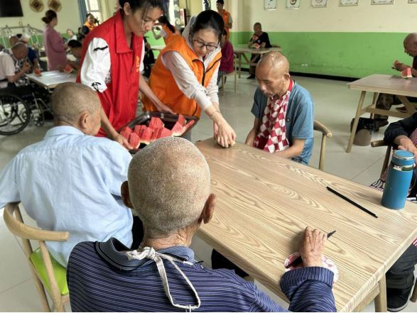 二團開展“夏日送清涼 愛心敬老情” 慰問活動