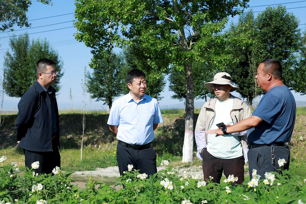 陳忠林在75團(tuán)、76團(tuán)考察交流學(xué)習(xí)