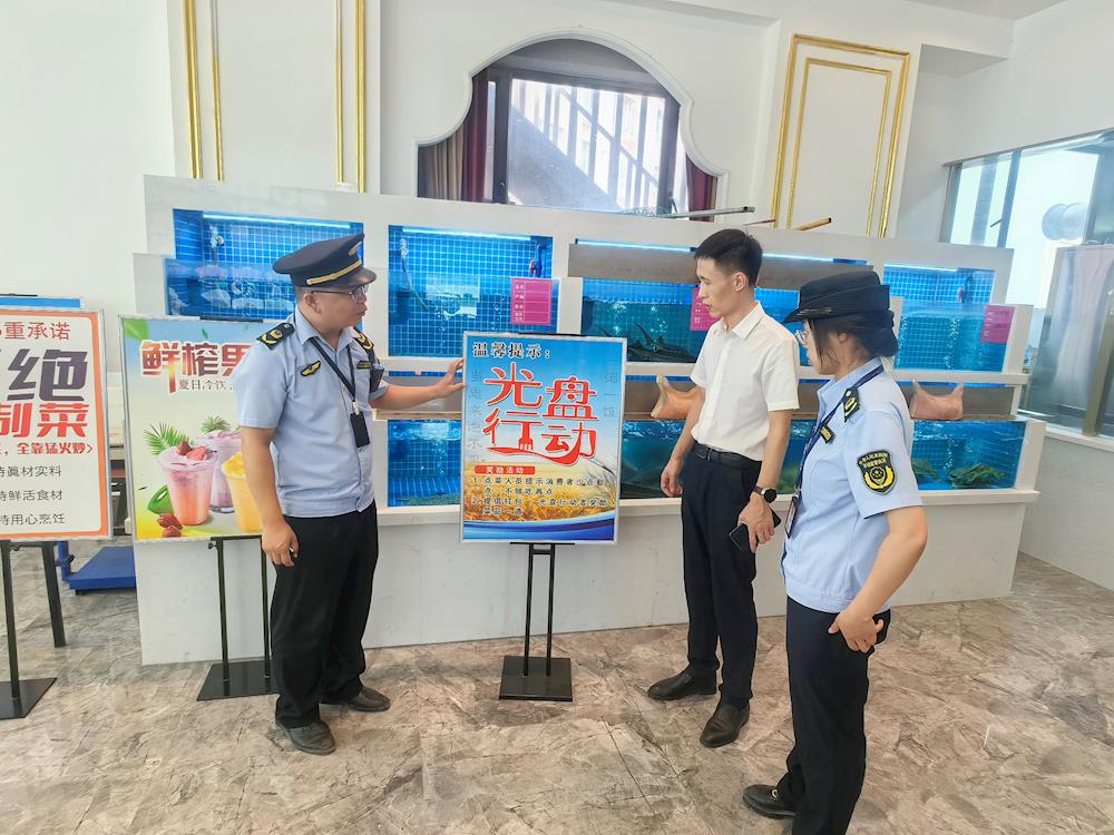 師市市場監(jiān)督管理局在禾一飯店組織開展“反對浪費(fèi) 崇尚節(jié)約”宣傳活動(dòng)