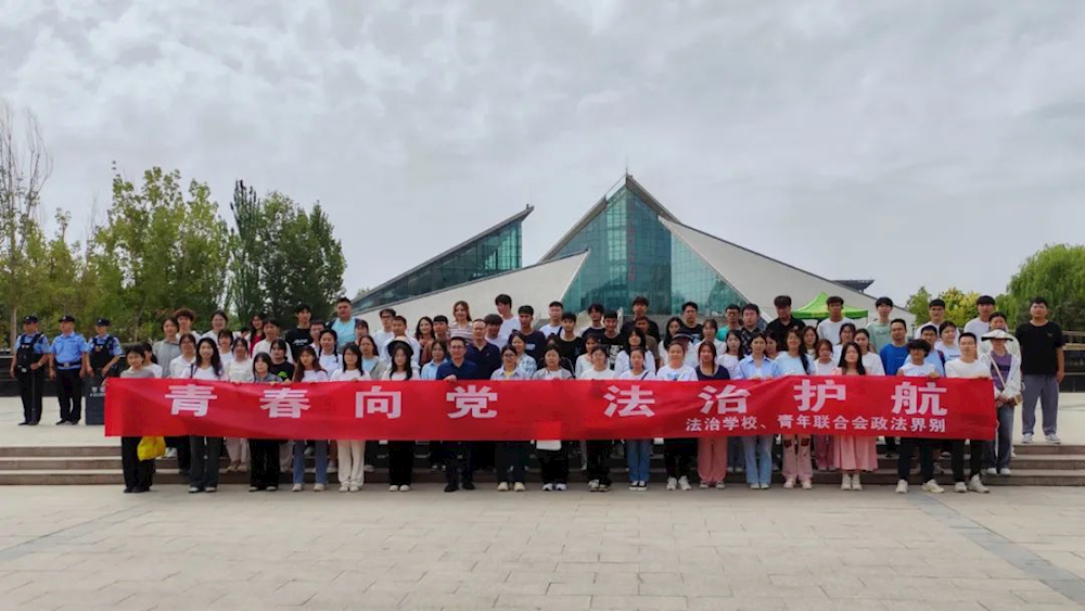 第一師阿拉爾市警察協(xié)會(huì)聯(lián)合師市青聯(lián)開展返鄉(xiāng)大學(xué)生“青春向黨 法治護(hù)航”活動(dòng)