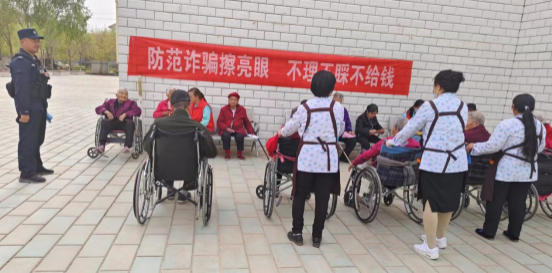 第一師阿拉爾市民政局推動(dòng)在師市養(yǎng)老機(jī)構(gòu)持續(xù)開展信息無障礙建設(shè)和老年人防范詐騙知識(shí)宣傳活動(dòng)