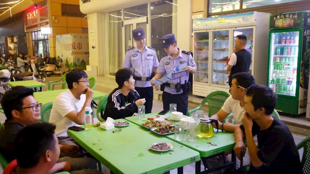 第一師阿拉爾市公安機關深入開展第三次夏夜治安巡查宣防集中統一行動