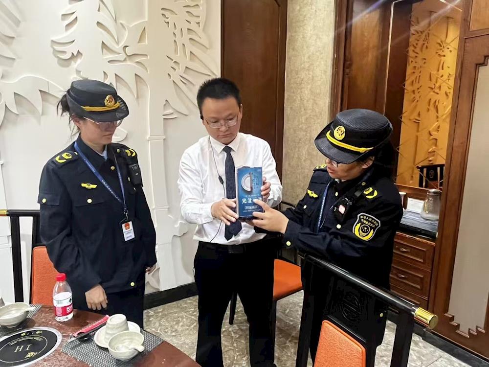 第一師阿拉爾市市場監(jiān)管局在上海風(fēng)情街開展“反對浪費 崇尚節(jié)約”文明餐桌檢查