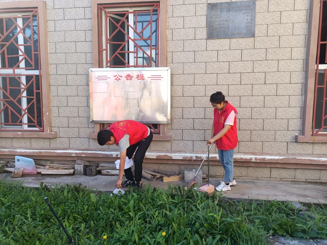 四團(tuán)人民路社區(qū)開展“環(huán)境衛(wèi)生整治”活動(dòng)