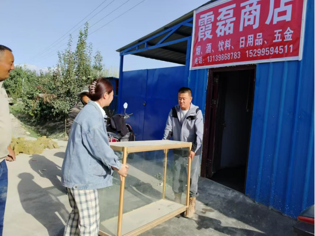 四團連隊“兩委”攜手搬遷小賣鋪，為群眾辦實事謀福祉