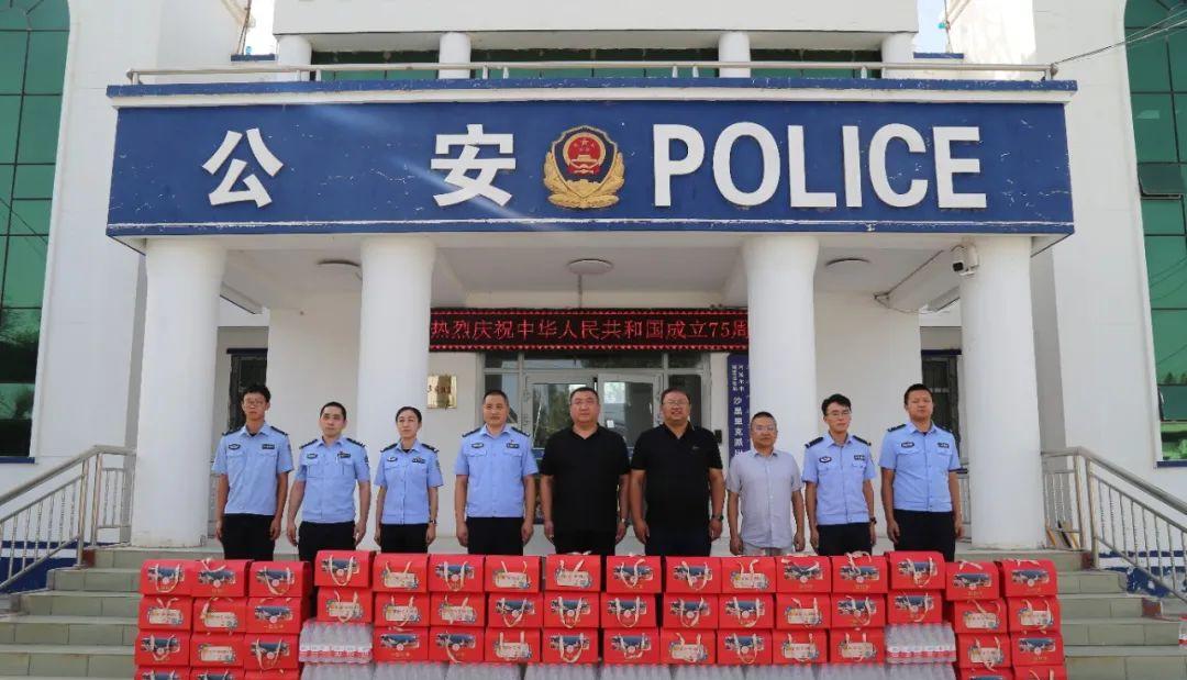 十四團(tuán)黨委中秋佳節(jié)慰問一線執(zhí)勤民輔警