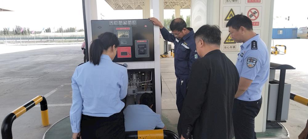 師市市場(chǎng)監(jiān)督管理局開(kāi)展加油機(jī)作弊檢查專(zhuān)項(xiàng)行動(dòng)