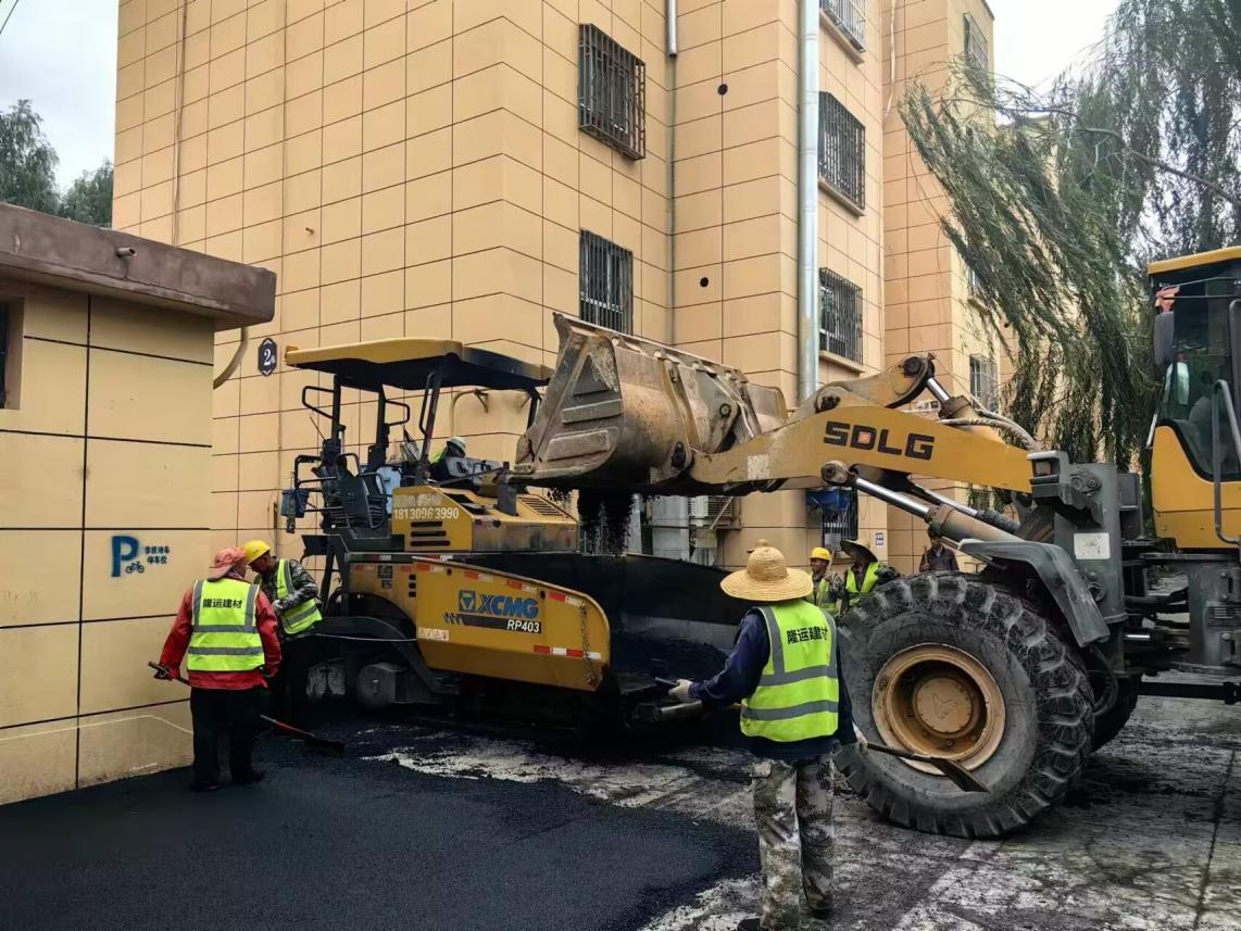 水利水電機械設備經營分公司積極推進小區老路改造施工項目