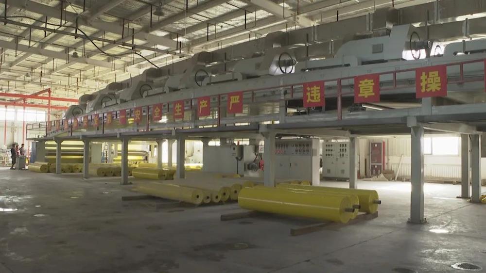 一團中浩紡織有限公司打包膜生產線開足馬力加工生產