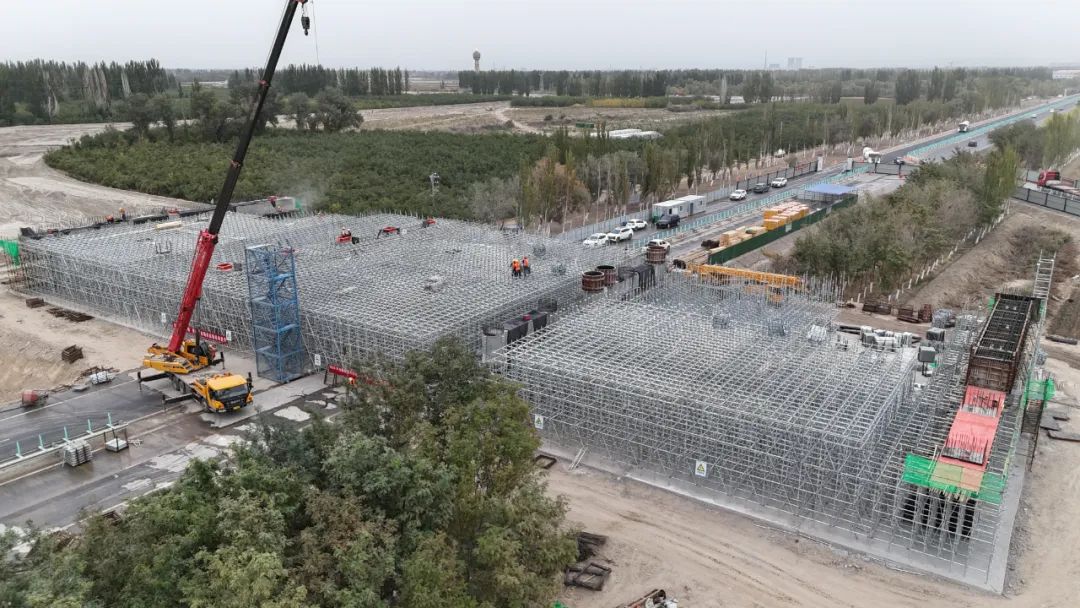 阿阿高速項目建設取得新進展，第三合同段互通2號橋滿堂支架搭設完成
