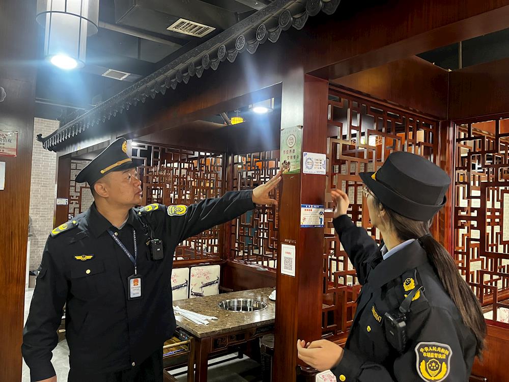 師市市場監管局在金色家園沿街餐飲店開展反對浪費崇尚節約宣貫活動