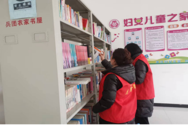 二團農家書屋書香飄，人閑時節充電忙