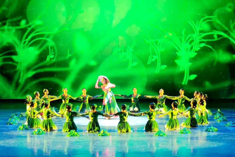 《詩畫十團豐收景》精彩亮相“打起手鼓唱起歌”首屆中國新疆民間藝術季第三輪節目遴選民間舞蹈專場