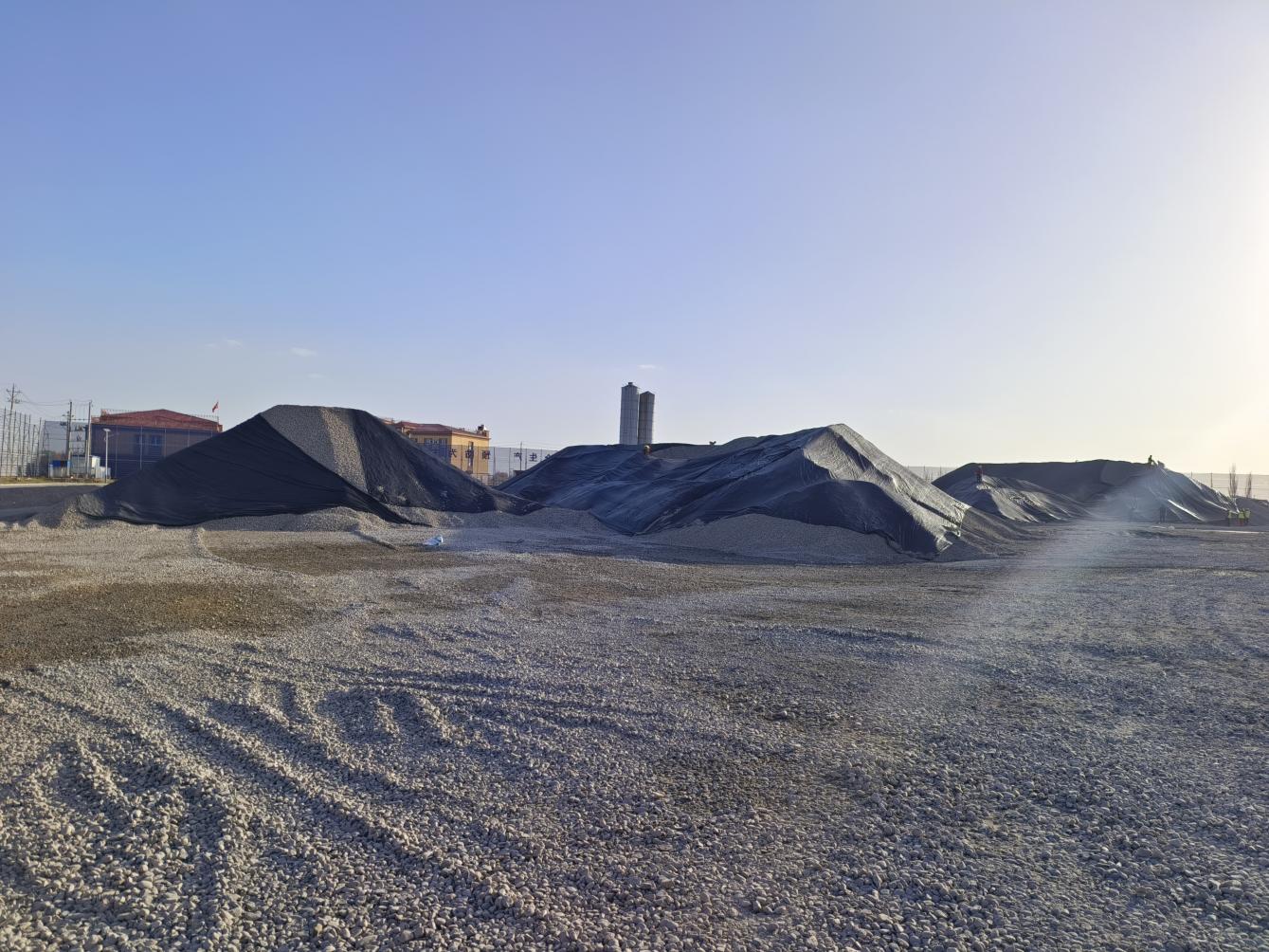 隆運建材公司對施工現場揚塵進行治理