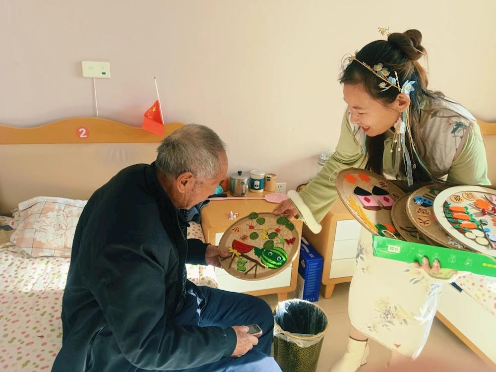 十一團社工站開展“童行助老·福佑華年”尚小善敬老志愿者活動