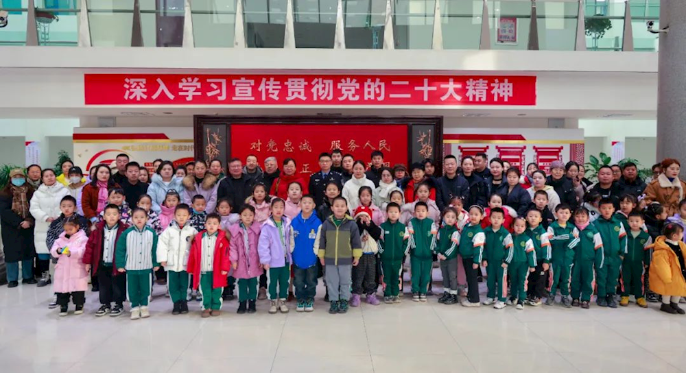 第一師阿拉爾市公安局舉辦“警民零距離·攜手促共建”警營開放日活動