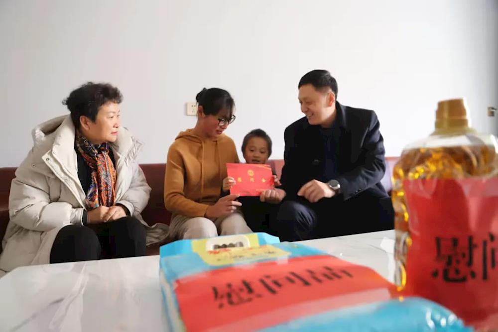 師市總工會慰問五團困難職工