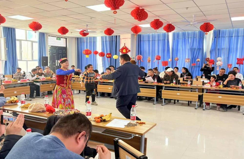 民族團(tuán)結(jié)一家親 共慶元宵鑄同心