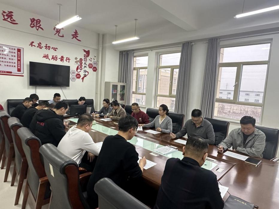 加厚地膜助力春耕  第一師農(nóng)資公司保耕備耕在行動