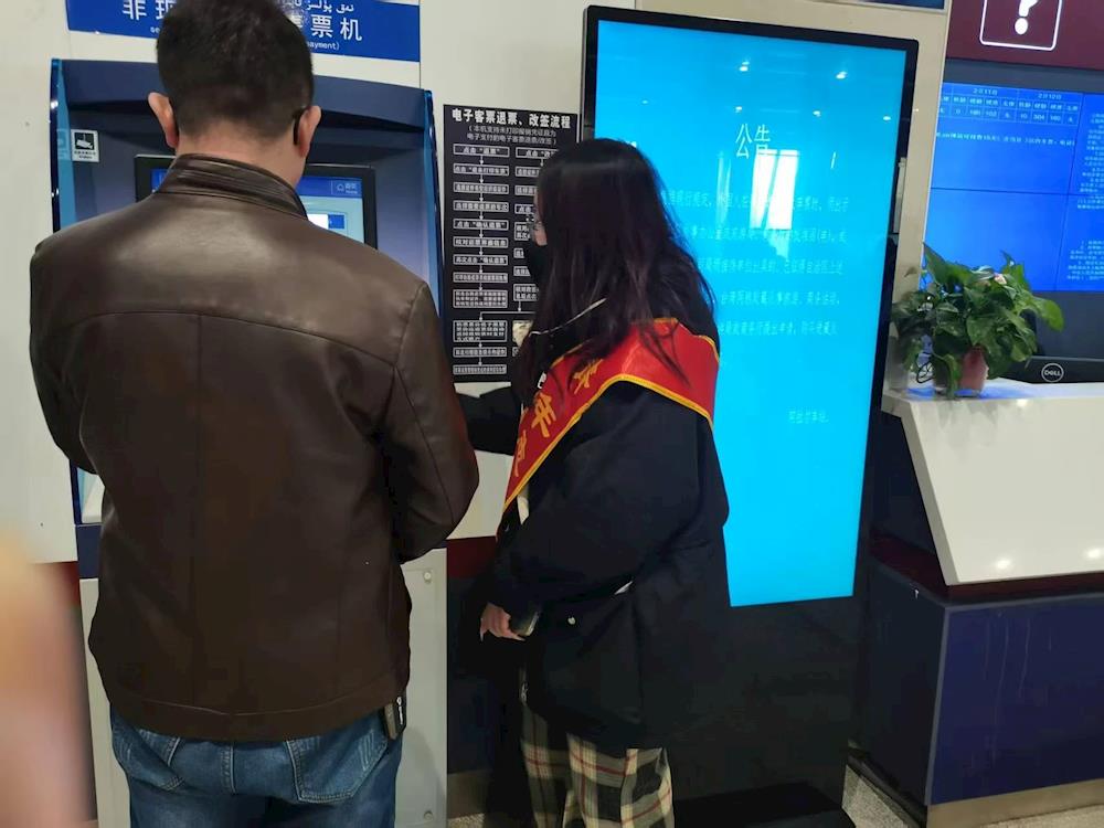 托喀依鄉團委組織志愿者在阿拉爾市火車站開展為期8天的志愿服務工作