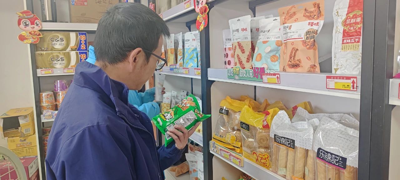 八團開展商鋪安全檢查