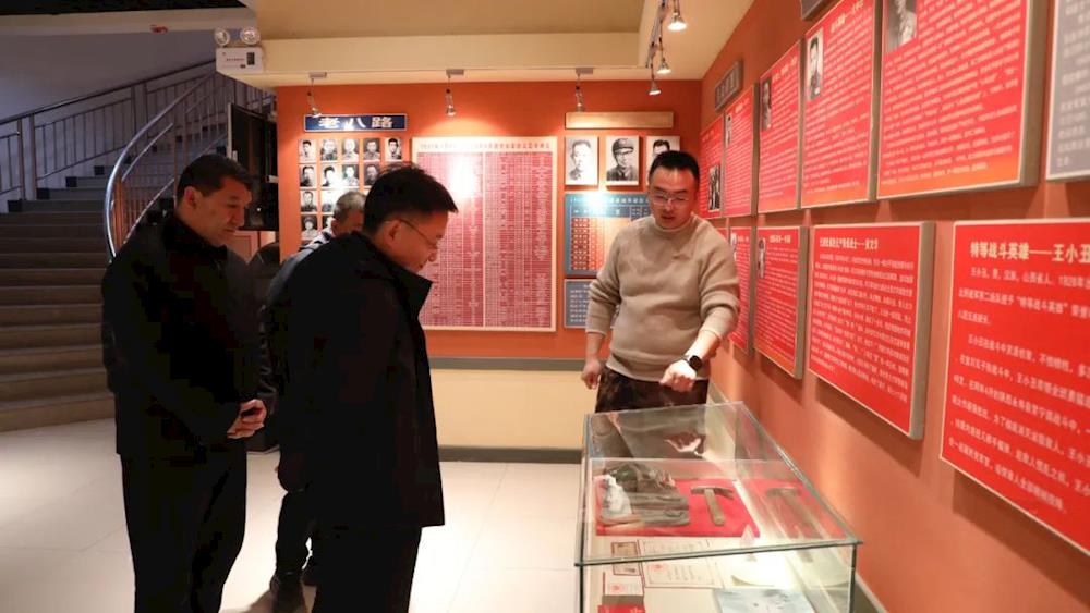 參觀紅色展館 汲取奮進力量