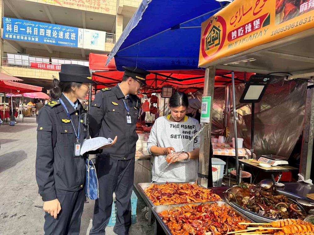 開(kāi)展流動(dòng)攤販?zhǔn)称钒踩珯z查  筑牢市民 “舌尖上的安全防線”