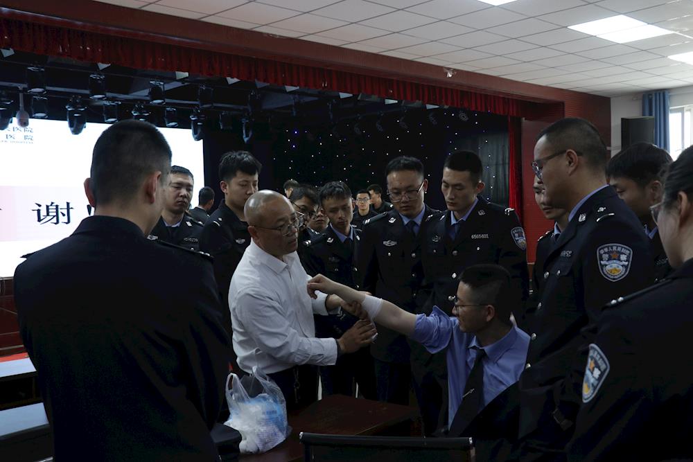 “救”在身邊正當(dāng)時(shí)丨阿拉爾市紅十字會(huì)開(kāi)展救護(hù)員培訓(xùn)