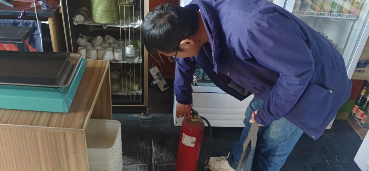 八團開展商鋪安全檢查 構建安全和諧社會環境