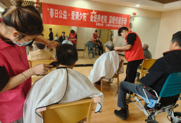 剪刀翻飛理銀絲 巧手輕按暖夕陽