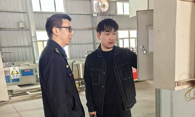 “進(jìn)一次門、查多項(xiàng)事”——第一師阿拉爾市多部門對建材行業(yè)開展“綜合一體查”上門服務(wù)