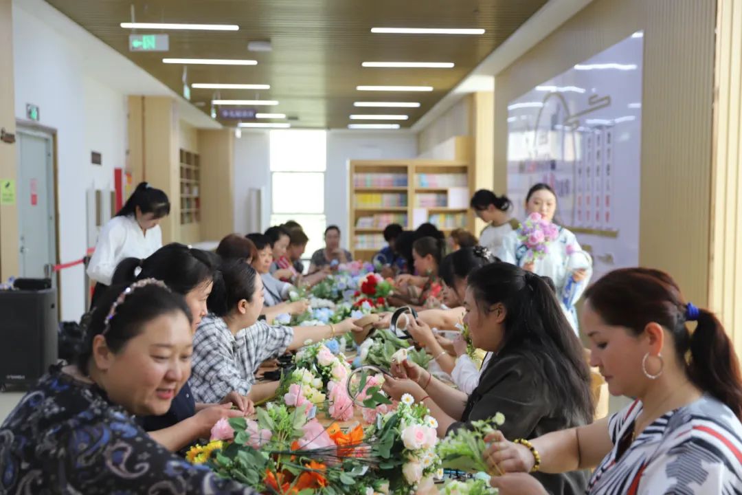 "簪花傳情·霓裳共舞"繪就民族團結新畫卷