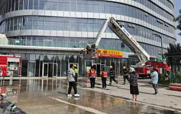 高層建筑突發“火情” 多部門聯合演練錘煉實戰能力