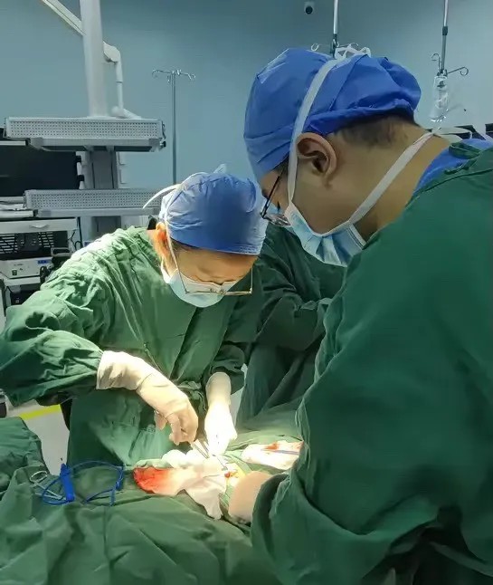 援疆新突破 I 浙大邵逸夫阿拉爾醫院成功開展首例腹膜透析置管術